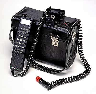pierwszy telefon komórkowy